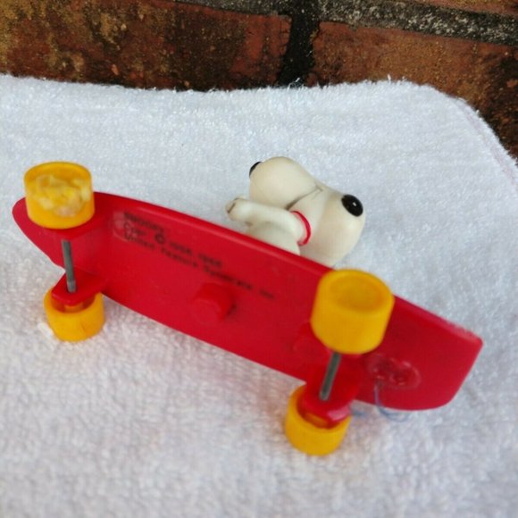 RARE VINTAGE Snoopy on Skateboard Copyright 1956.Signed on Bottom - Picture 4 of 10